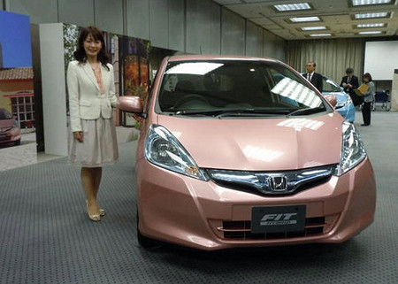 Vũ khí bí mật của dòng xe này nằm ở lớp kính chắn gió của xe có khả năng chống 99% các loại tia UV cực tím gây các nếp nhăn cho làn da nhạy cảm của phụ nữ