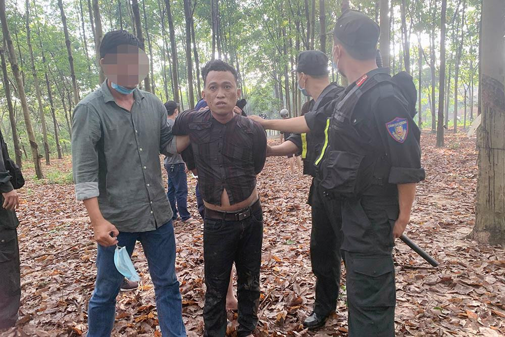 Nghi phạm Linh bị bắt giữ khi trốn trong vườn cao su. Ảnh: Công an Đồng Tháp.