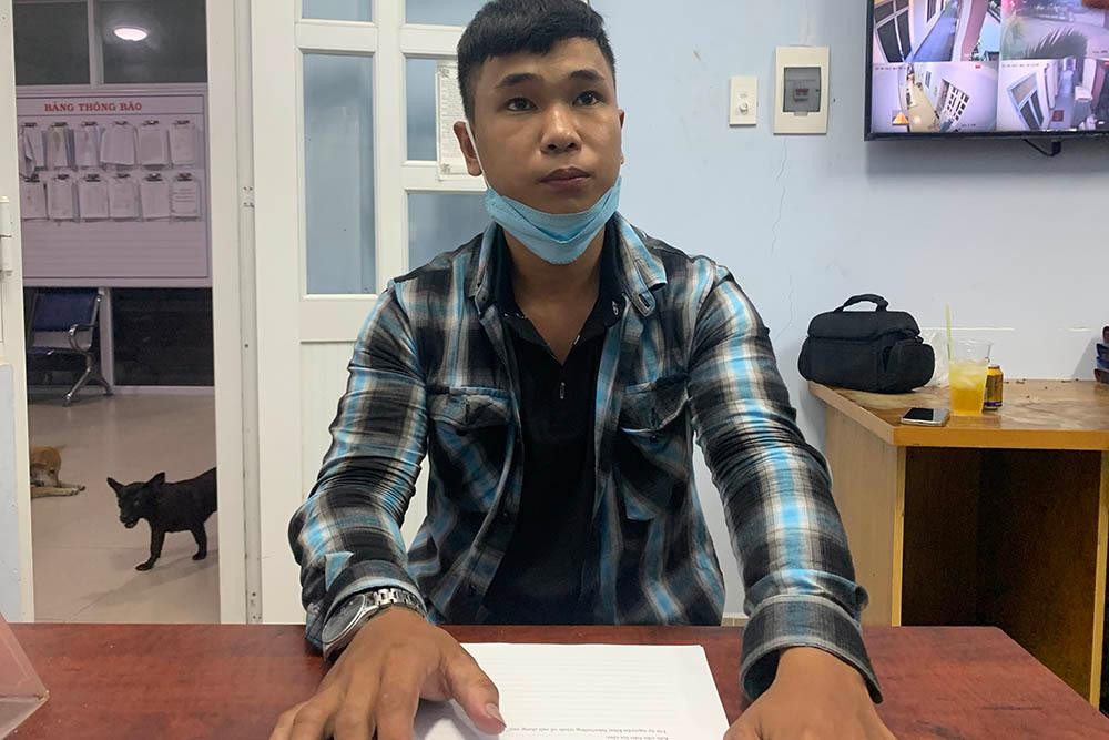 Nghi phạm Tới tại cơ quan công an. Ảnh: Công an Đồng Tháp