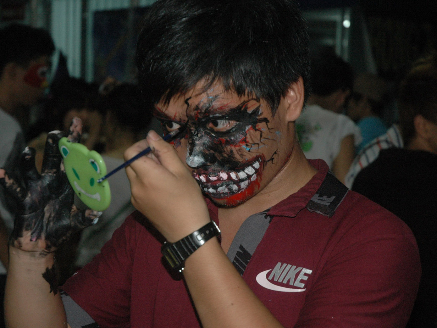 Một sinh viên tự hóa trang tại lễ hội