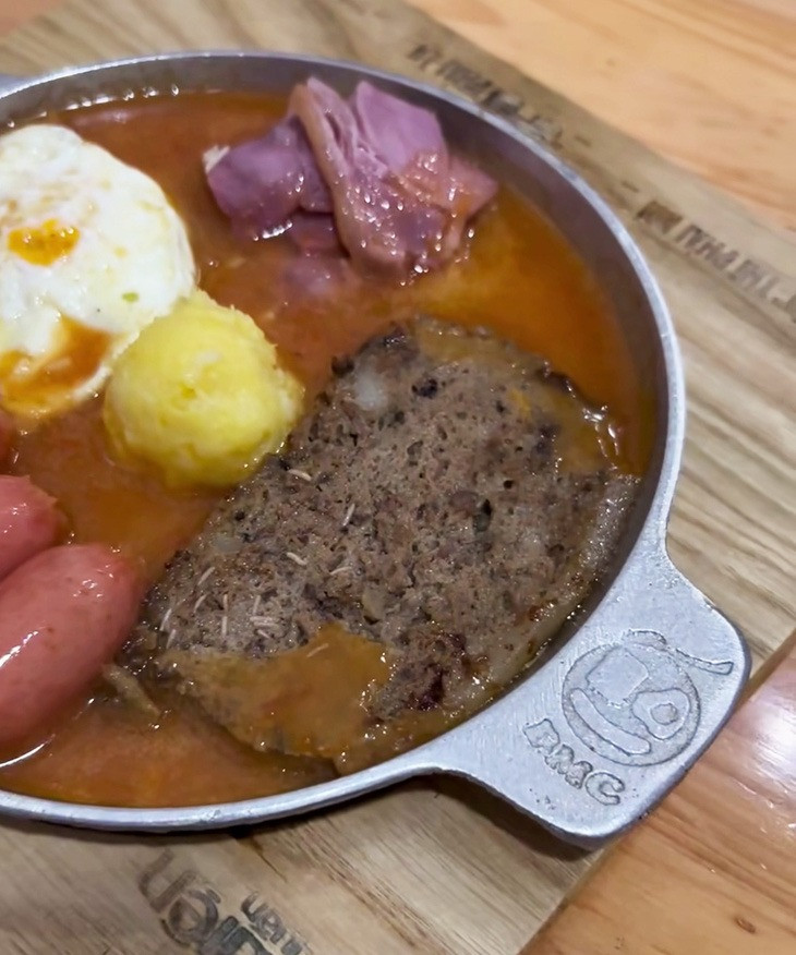 Dòi phát hiện trong chảo pa-tê để ăn kèm bánh mì.