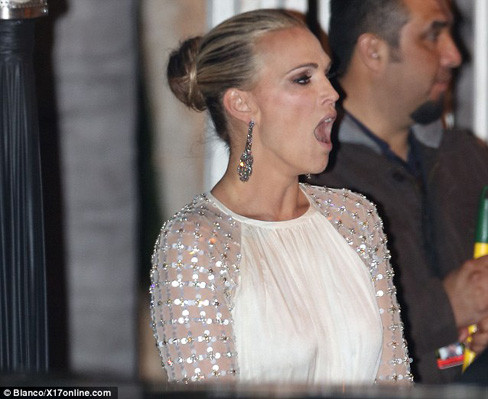 Tuy nhiên, Molly Sims cũng không giấu nổi sự mệt mỏi vì buồn ngủ. Tuy nhiên, Molly Sims cũng không giấu nổi sự mệt mỏi vì buồn ngủ