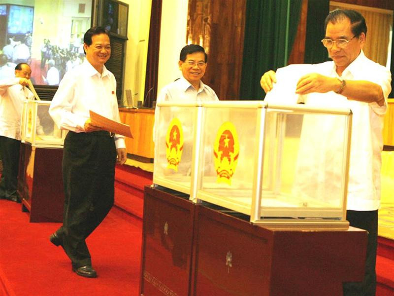 Các đại biểu bỏ phiếu bầu nhân sự Quốc hội - Ảnh: Hồng Vĩnh