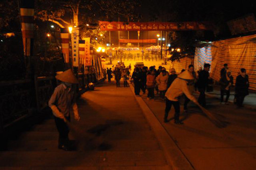 Lực lượng lao công chăm chỉ làm việc từ tờ mờ sáng