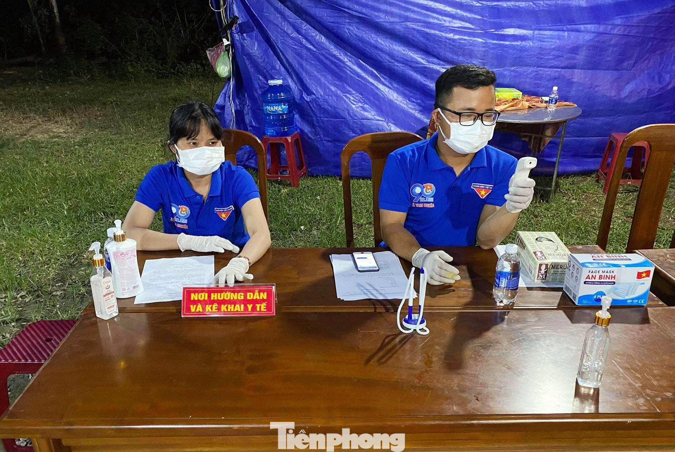 Hưng chia sẻ, hai vợ chồng đi làm về thì tranh thủ ăn cơm tối rồi lên chốt trực. Ảnh: NVCC