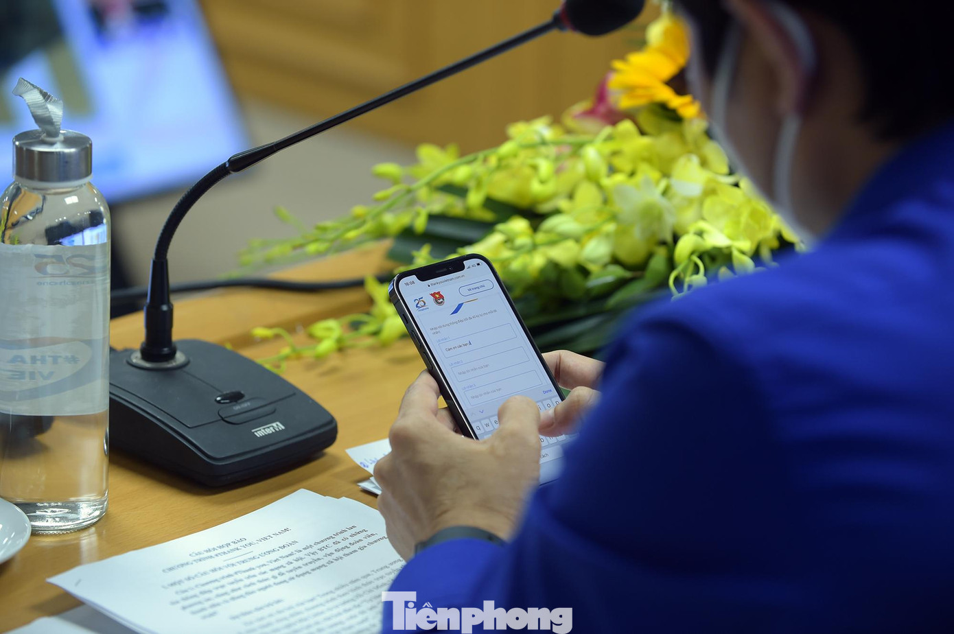 Ngay trong chương trình, các đại biểu và thanh niên đã cùng hưởng ứng chương trình bằng cách trao lời cảm ơn. Ảnh: Xuân Tùng Ngay trong chương trình, các đại biểu và thanh niên đã cùng hưởng ứng chương trình bằng cách trao lời cảm ơn. Ảnh: Xuân Tùng