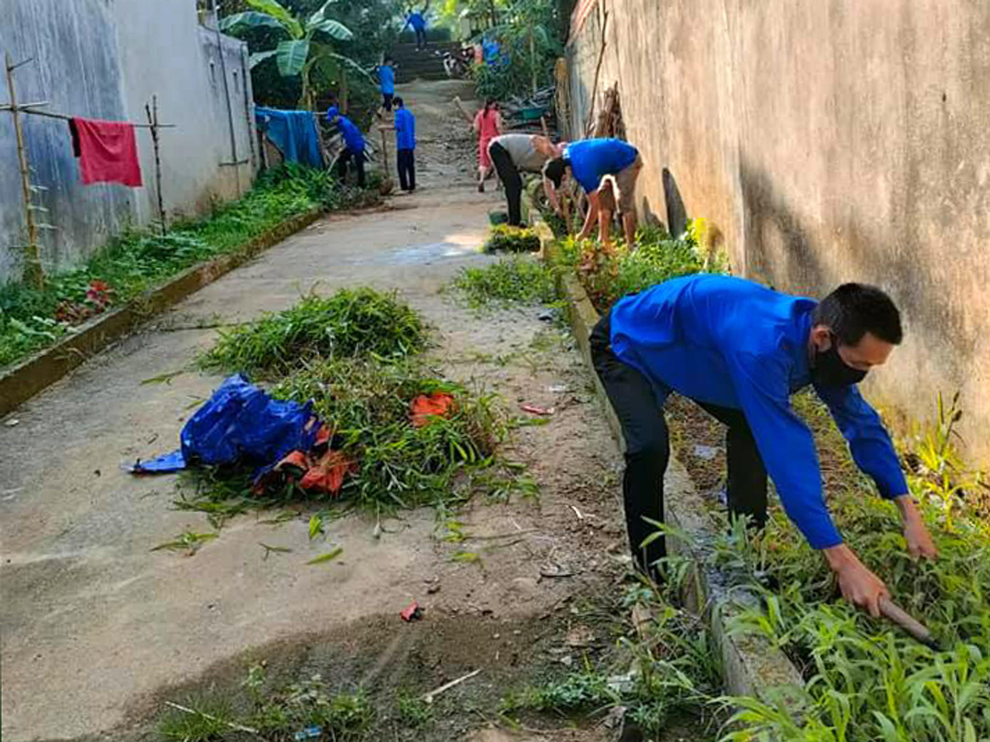 Các cơ sở Đoàn đã tổ chức vệ sinh môi trường, thu gom, phân loại, xử lý rác thải nhựa; phát quang, dọn dẹp vệ sinh các tuyến đường khu vực đông dân cư. Tổ chức tuyên truyền nâng cao nhận thức cho người dân về tác hại của rác thải nhựa, hạn chế sử dụng các sản phẩm nhựa dùng một lần, túi nilon và thực hiện phân loại rác thải. Bên cạnh đó, nhiều phần việc, công trình thanh niên đã được thực hiện như hỗ trợ người dân thực hiện mô hình cải tạo vườn tạp, xây dựng nhà ở; dọn dẹp vệ sinh tại khu vực nghĩa trang liệt sỹ.
