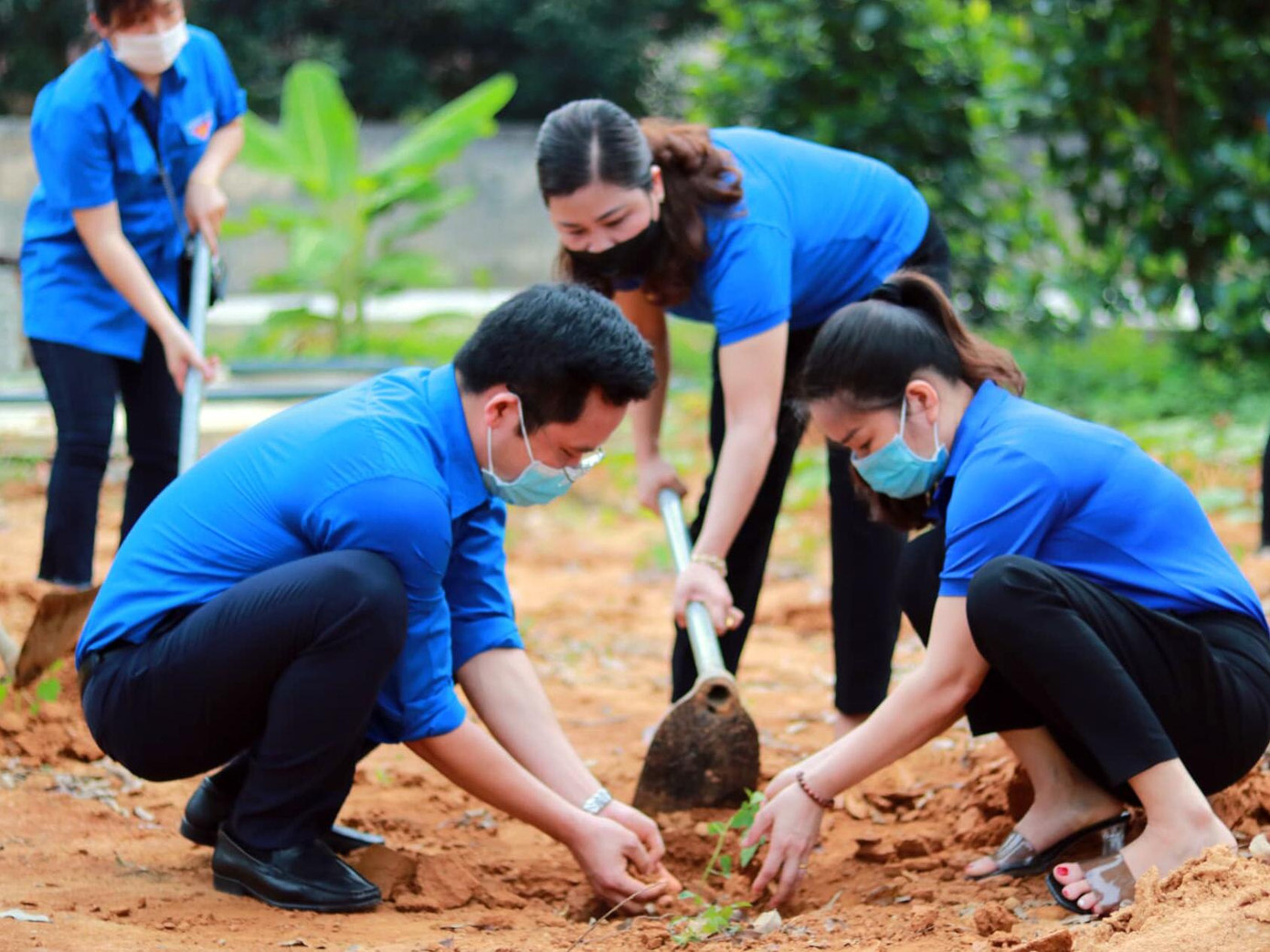Tại TP Hà Giang, Đoàn khối cơ quan - doanh nghiệp tỉnh đã phát động chiến dịch thanh niên tình nguyện Hè 2021 và hưởng ứng Ngày chủ nhật xanh và khánh thành công trình thanh niên &quot;Vườn cây cho em&quot;. Các đoàn viên thanh niên đã vệ sinh, quét dọn khuôn viên Trung tâm Công tác xã hội tỉnh.