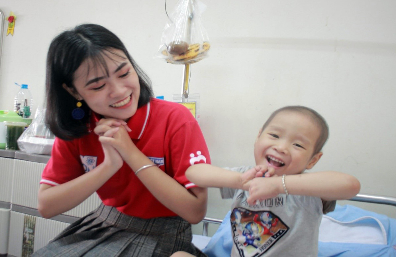 Bình có dịp tham gia các hoạt động mang tới niềm vui cho các bệnh nhi. Ảnh: NVCC Bình có dịp tham gia các hoạt động mang tới niềm vui cho các bệnh nhi. Ảnh: NVCC