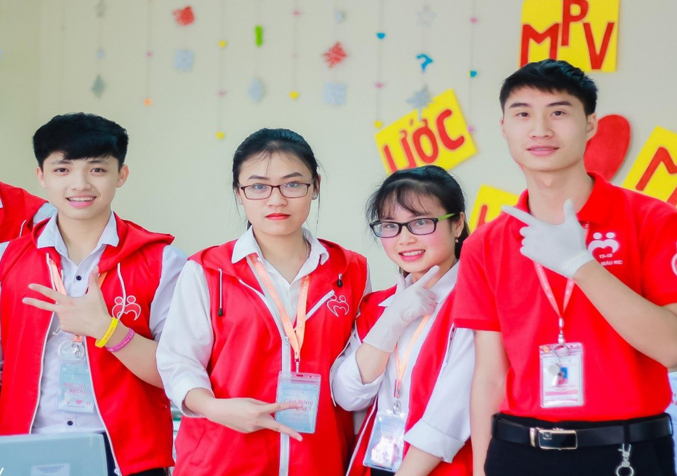 Thúy Bình (thứ hai từ trái qua) tham gia hoạt động vận động hiến máu từ năm thứ nhất đại học. Ảnh: NVCC Thúy Bình (thứ hai từ trái qua) tham gia hoạt động vận động hiến máu từ năm thứ nhất đại học. Ảnh: NVCC