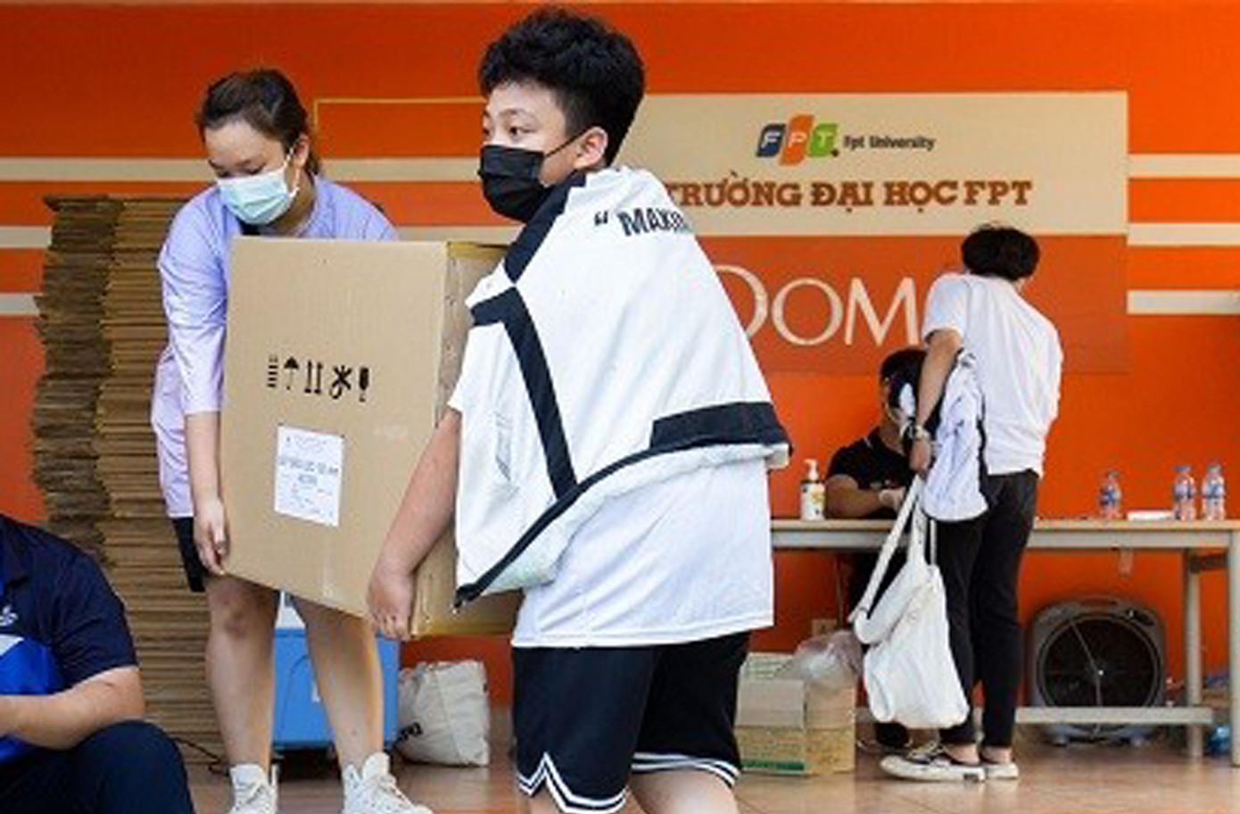 Sinh viên thu dọn đồ đạc Sinh viên thu dọn đồ đạc