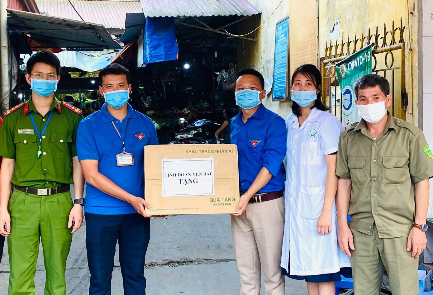 Phó Bí thư Tỉnh Đoàn Yên Bái Triệu Trí Lộc tặng quà các lực lượng chức năng đang thực hiện nhiệm vụ tại chốt kiểm soát dịch bệnh chợ Yên Thịnh, TP Yên Bái. Ảnh: TĐYB Phó Bí thư Tỉnh Đoàn Yên Bái Triệu Trí Lộc tặng quà các lực lượng chức năng đang thực hiện nhiệm vụ tại chốt kiểm soát dịch bệnh chợ Yên Thịnh, TP Yên Bái. Ảnh: TĐYB