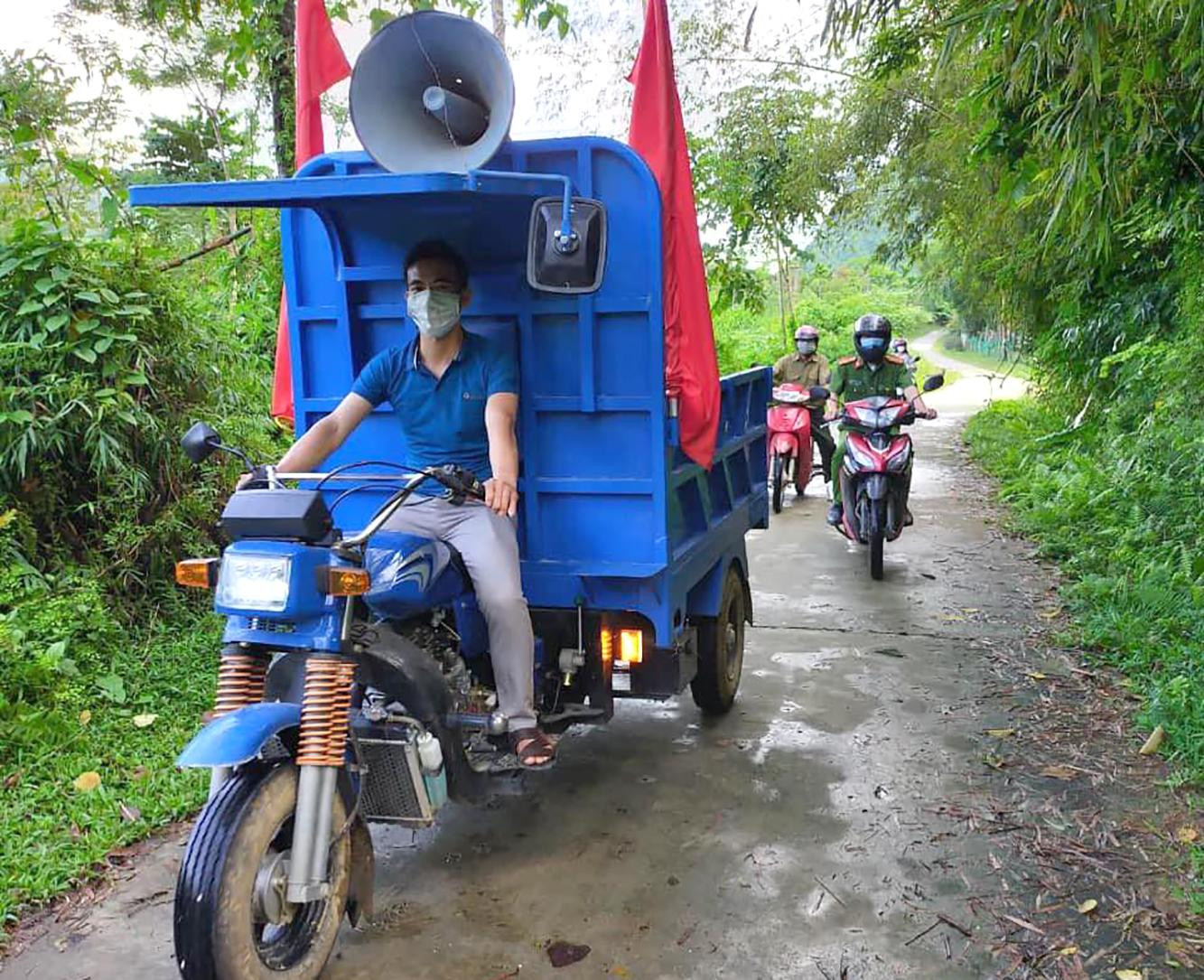 Xe tuyên truyền lưu động về phòng, chống dịch bệnh COVID-19 của tuổi trẻ Lục Yên đến từng ngõ nhỏ thực hiện nhiệm vụ tuyên truyền. Ảnh: TĐYB Xe tuyên truyền lưu động về phòng, chống dịch bệnh COVID-19 của tuổi trẻ Lục Yên đến từng ngõ nhỏ thực hiện nhiệm vụ tuyên truyền. Ảnh: TĐYB