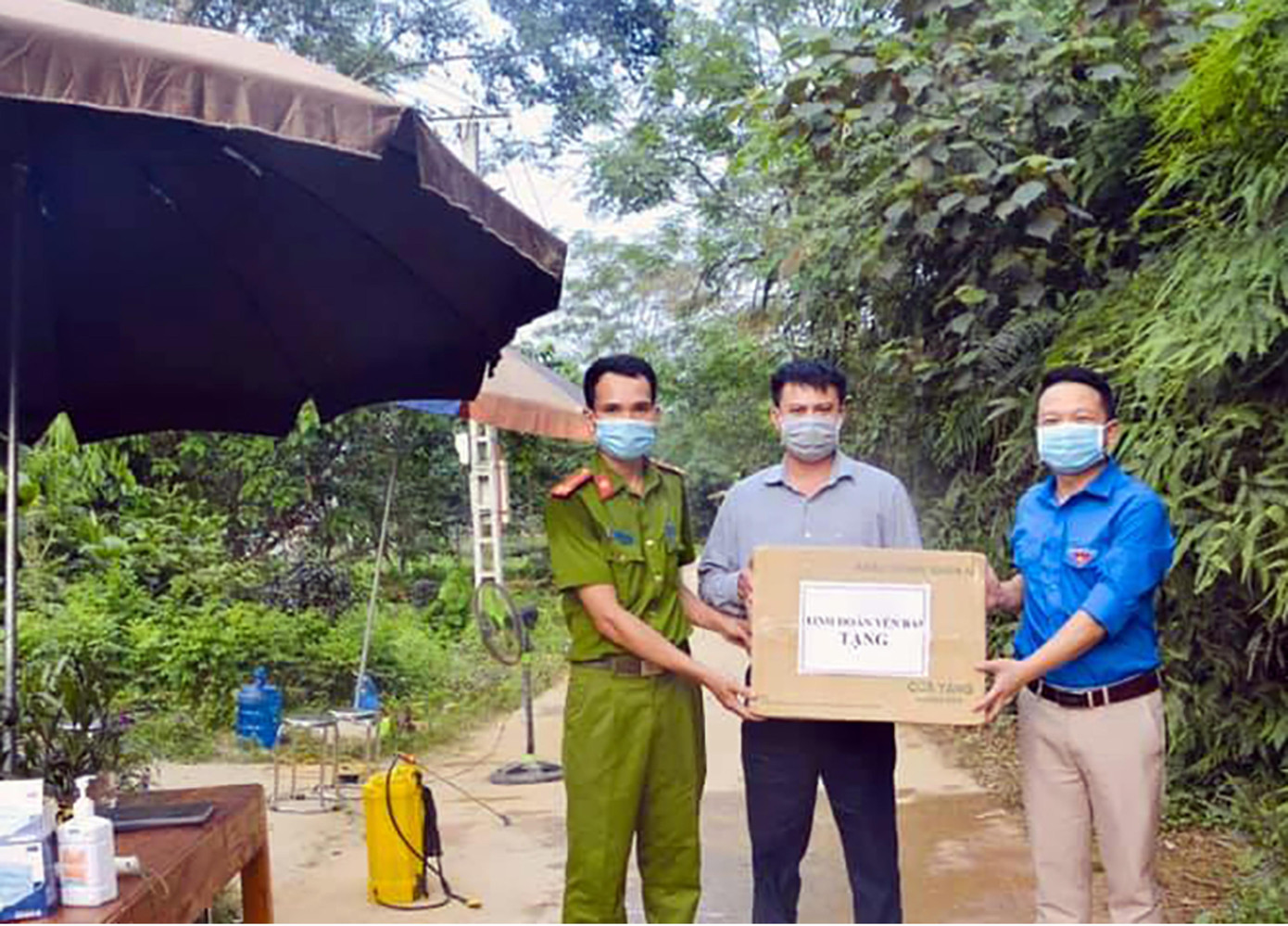 Phó Bí thư Tỉnh Đoàn Yên Bái Triệu Trí Lộc tặng khẩu trang cho UBND xã Việt Hồng và chốt kiểm soát dịch bệnh tại thôn 3B xã Việt Cường. Ảnh: TĐYB Phó Bí thư Tỉnh Đoàn Yên Bái Triệu Trí Lộc tặng khẩu trang cho UBND xã Việt Hồng và chốt kiểm soát dịch bệnh tại thôn 3B xã Việt Cường. Ảnh: TĐYB