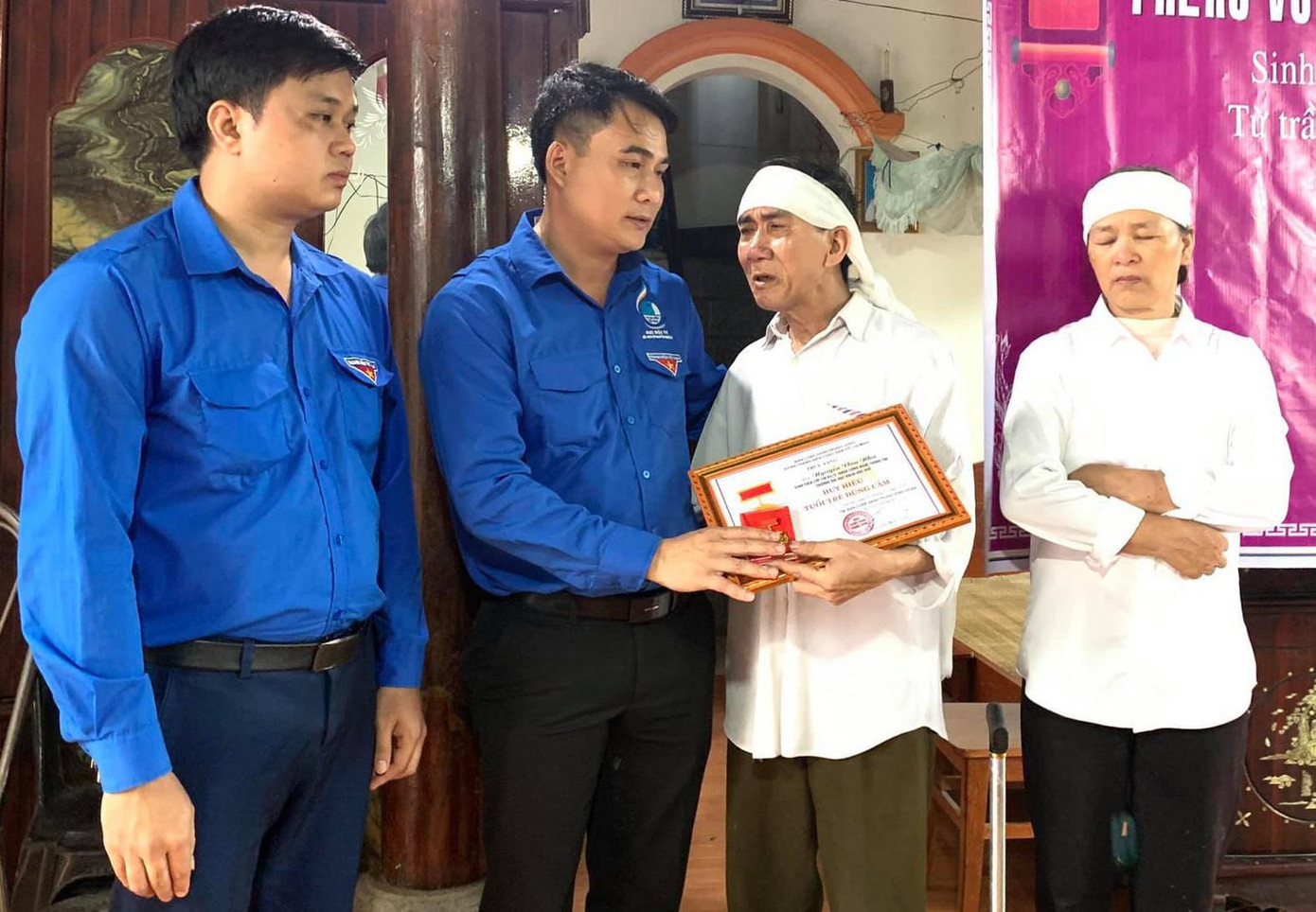 Anh Thái Minh Sỹ - Phó Bí thư Tỉnh Đoàn Nghệ An trao Huy hiệu "Tuổi trẻ dũng cảm" của T.Ư Đoàn truy tặng nam sinh Nguyễn Văn Nhã.