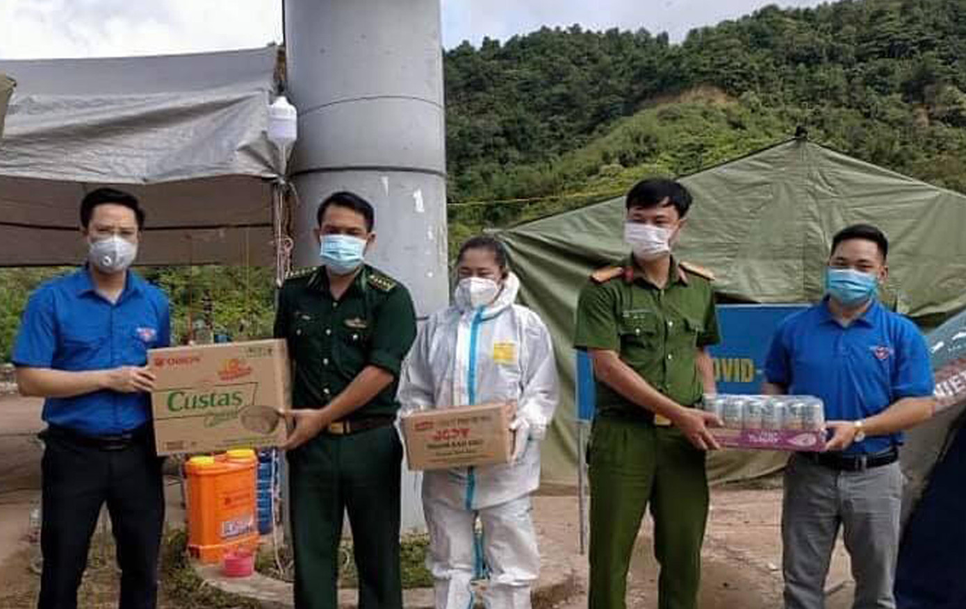 Nhiều phần quà hỗ trợ cũng đã được gửi đến lực lượng làm nhiệm vụ tại chốt kiểm soát dịch Nhiều phần quà hỗ trợ cũng đã được gửi đến lực lượng làm nhiệm vụ tại chốt kiểm soát dịch