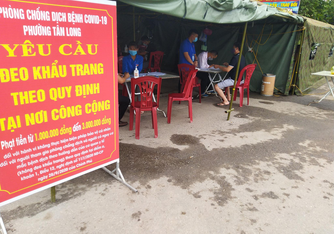 Lực lượng thanh niên tham gia cùng lực lượng chức năng thực hiện kiểm soát phòng chống dịch tại các chốt. Anh: TĐTN