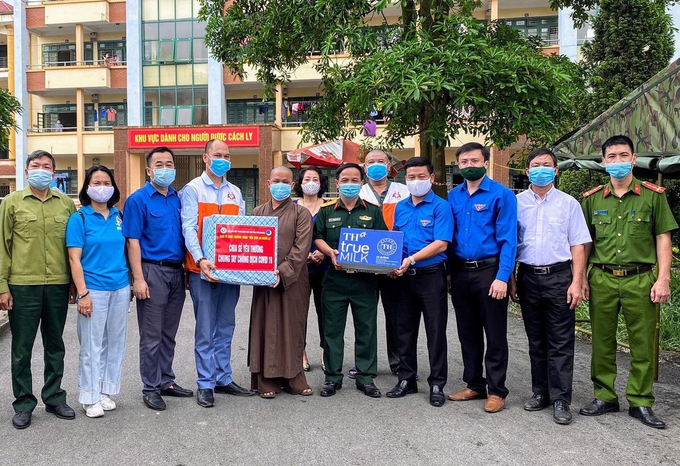 Anh Ngô Thế Hoàn - Bí thư Tỉnh Đoàn, Chủ tịch Hội LHTN Việt Nam tỉnh Thái Nguyên và Ban tổ chức chương trình Bữa cơm với người lạ tặng quà trong chương trình. Ảnh: TĐTN