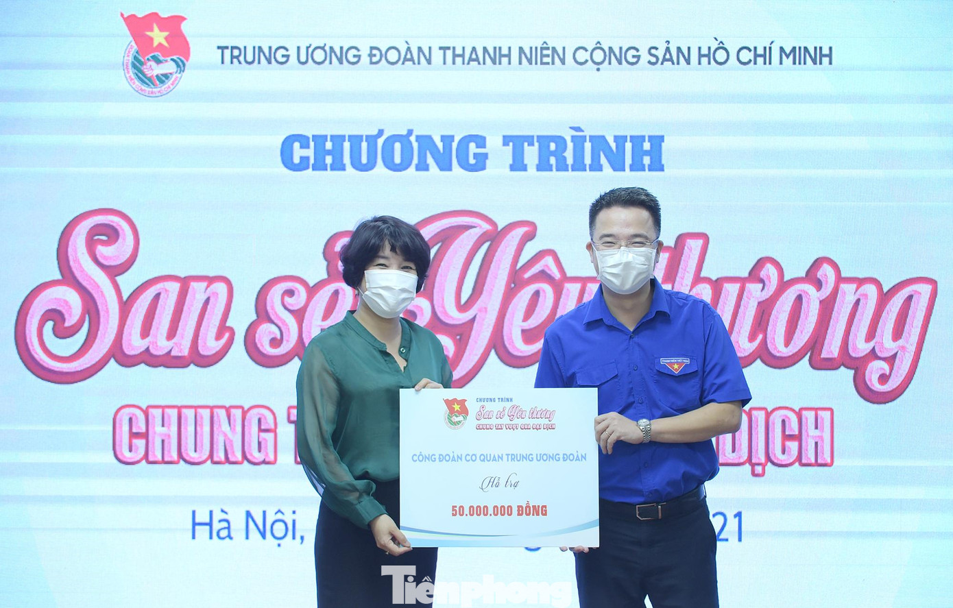 Tại chương trình, T.Ư Đoàn đã tiếp nhận kinh phí và vật phẩm. Ảnh: Xuân Tùng