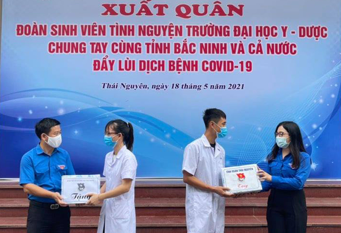Anh Ngô Thế Hoàn - Bí thư Tỉnh Đoàn Thái Nguyên và chị Nguyễn Mỹ Linh - Phó Bí thư thường trực Tỉnh Đoàn Thái Nguyên tặng quà động viên đoàn sinh viên tình nguyện đến Bắc Ninh tham gia phòng chống dịch. Ảnh: TĐTN Anh Ngô Thế Hoàn - Bí thư Tỉnh Đoàn Thái Nguyên và chị Nguyễn Mỹ Linh - Phó Bí thư thường trực Tỉnh Đoàn Thái Nguyên tặng quà động viên đoàn sinh viên tình nguyện đến Bắc Ninh tham gia phòng chống dịch. Ảnh: TĐTN