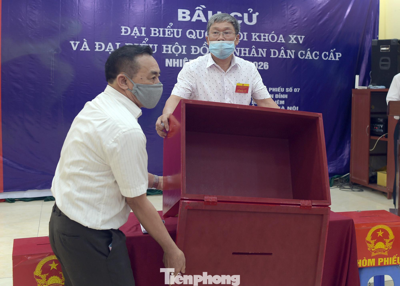 Ban Bầu cử thực hiện việc kiểm tra hòm phiếu trước khi niêm phong