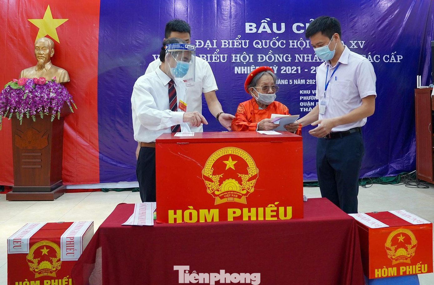 Cụ Nguyễn Thị Đức bỏ phiếu tại khu vực bầu cử số 7 phường Xuân Đỉnh.