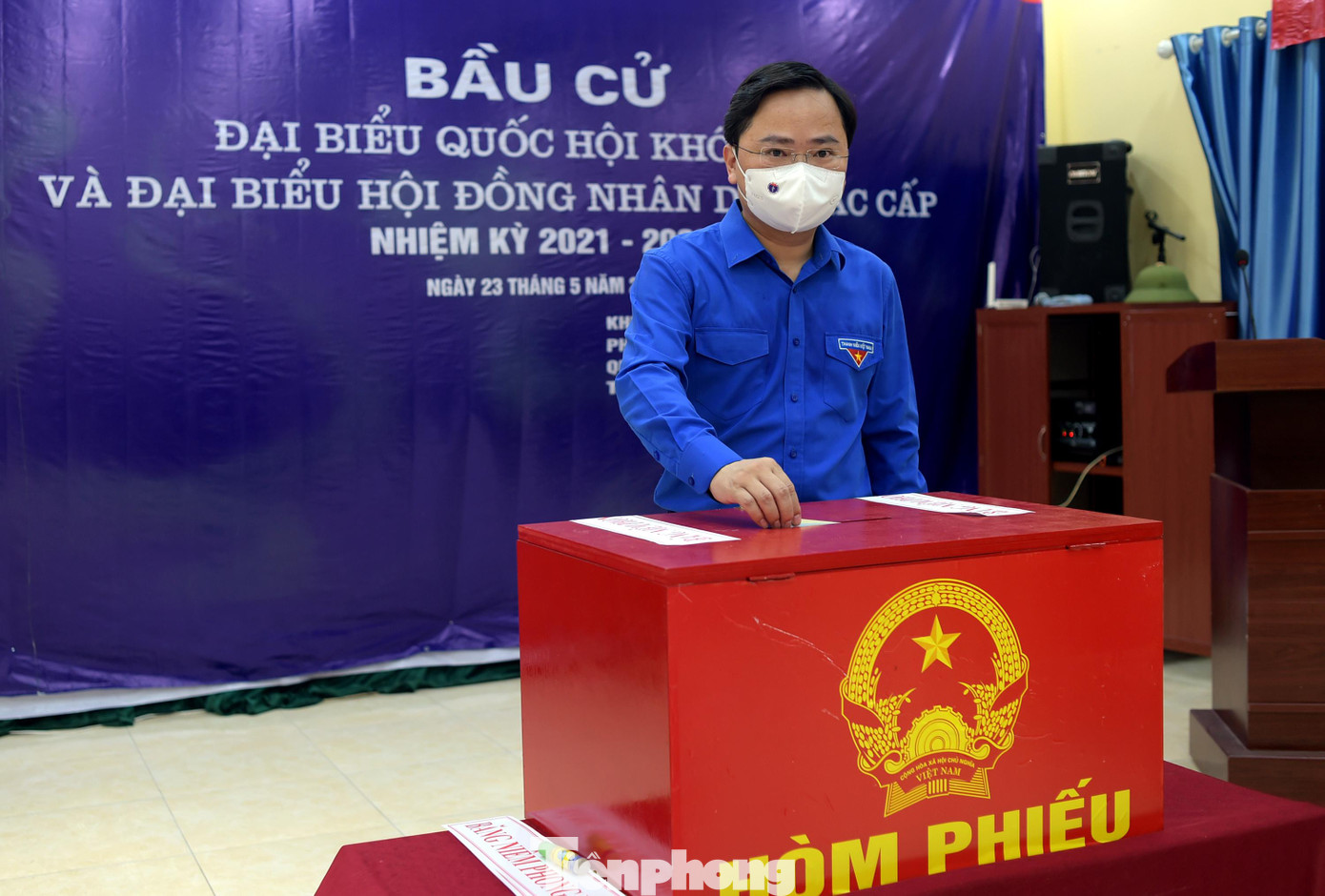 Anh Nguyễn Anh Tuấn bỏ phiếu tại khu vực bầu cử số 7 phường Xuân Đỉnh