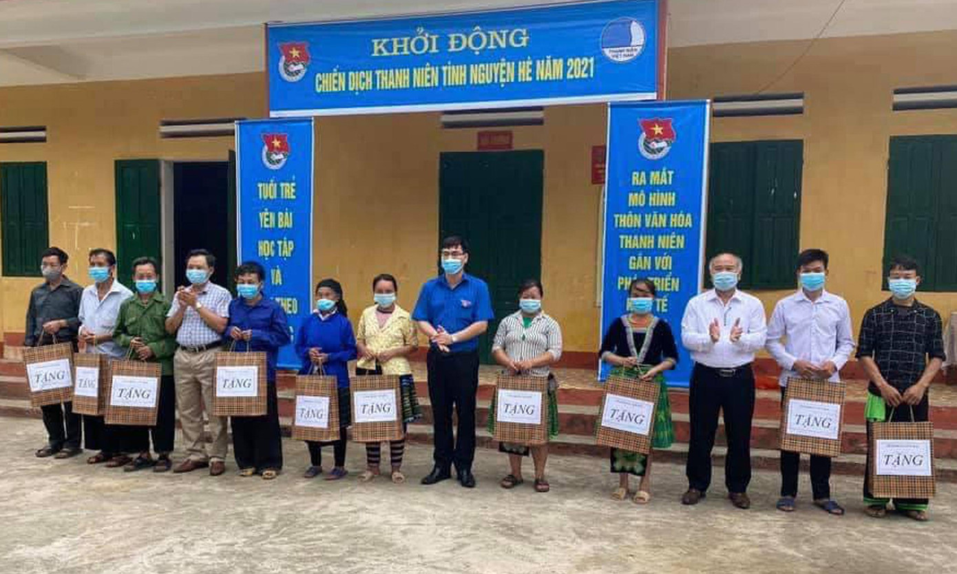 Anh Hà Đức Hải, Phó Bí thư Tỉnh Đoàn Yên Bái tặng quà cho hộ nghèo tại thôn Khuôn Bổ. Ảnh: TĐYB Anh Hà Đức Hải, Phó Bí thư Tỉnh Đoàn Yên Bái tặng quà cho hộ nghèo tại thôn Khuôn Bổ. Ảnh: TĐYB