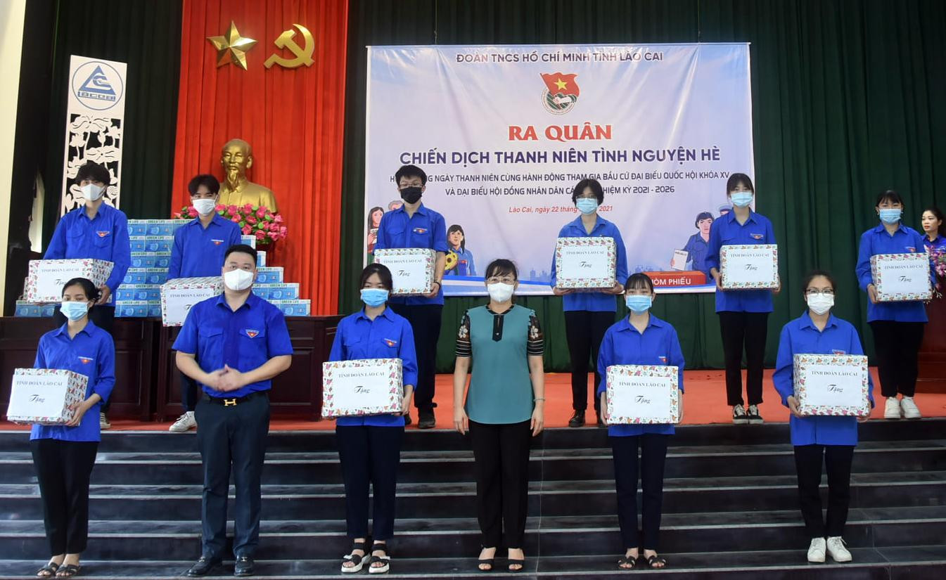 Tỉnh Đoàn trao tặng quà cho các tổ, đội thanh niên xung kích. Tỉnh Đoàn trao tặng quà cho các tổ, đội thanh niên xung kích.