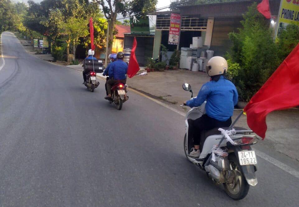 Tuổi trẻ huyện Văn Bàn tuyên truyền lưu động. Ảnh: TĐLC Tuổi trẻ huyện Văn Bàn tuyên truyền lưu động. Ảnh: TĐLC