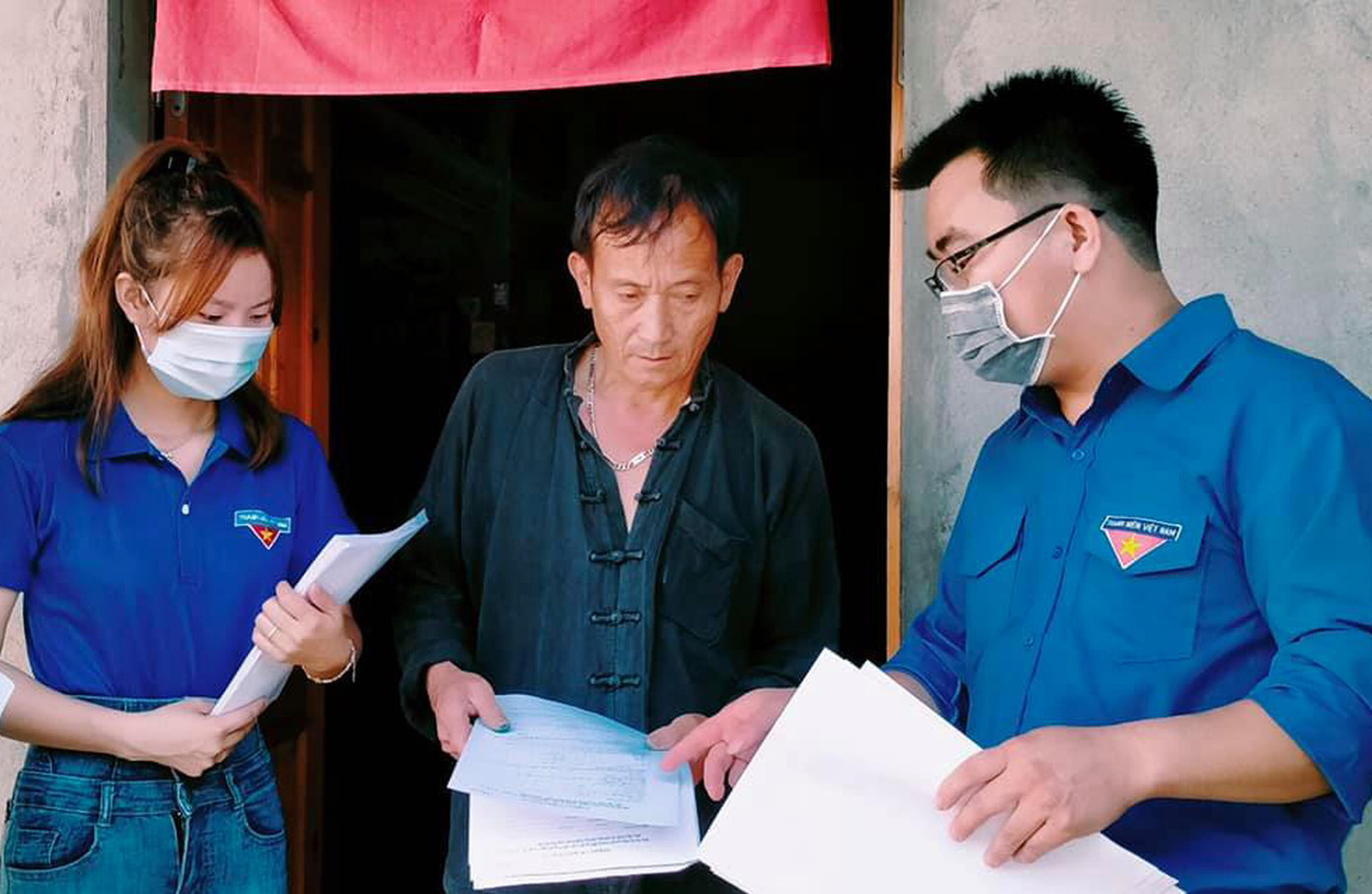 Đoàn viên thanh niên huyện Bắc Hà tuyên truyền phòng chống dịch và tham gia bầu cử cho người. Ảnh; TĐLC Đoàn viên thanh niên huyện Bắc Hà tuyên truyền phòng chống dịch và tham gia bầu cử cho người. Ảnh; TĐLC