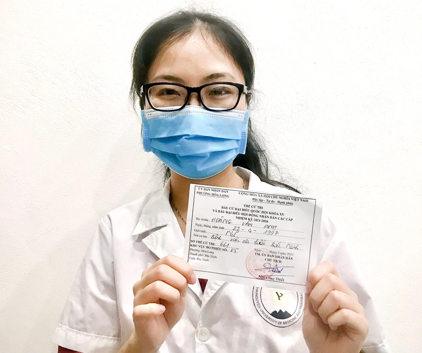 Hoàng Thị Vân Anh lần thứ hai đi bỏ phiếu bầu cử đại biểu Quốc hội và HĐND các cấp. Theo lịch phân chia thời gian, cô sẽ thực hiện việc bỏ phiếu từ 4 - 5 giờ chiều 23/5. Ảnh: NVCC Hoàng Thị Vân Anh lần thứ hai đi bỏ phiếu bầu cử đại biểu Quốc hội và HĐND các cấp. Theo lịch phân chia thời gian, cô sẽ thực hiện việc bỏ phiếu từ 4 - 5 giờ chiều 23/5. Ảnh: NVCC