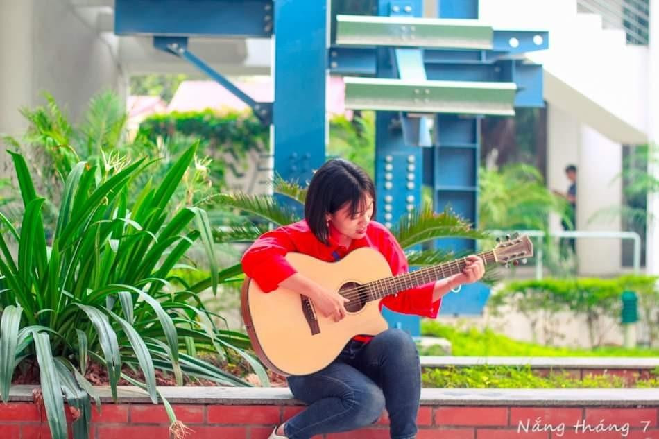 Bình cho biết thêm, những lúc rảnh rỗi hoặc căng thẳng sẽ làm bạn với đàn ghita. Ảnh: NVCC Bình cho biết thêm, những lúc rảnh rỗi hoặc căng thẳng sẽ làm bạn với đàn ghita. Ảnh: NVCC