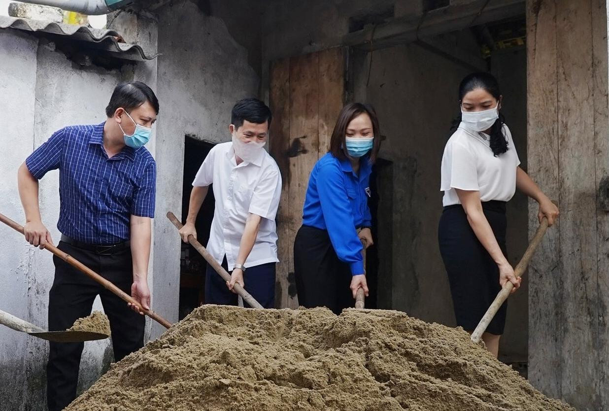 Lễ khởi công ngôi nhà Khăn quàng đỏ tặng em Quyên. Ảnh: TĐTH Lễ khởi công ngôi nhà Khăn quàng đỏ tặng em Quyên. Ảnh: TĐTH