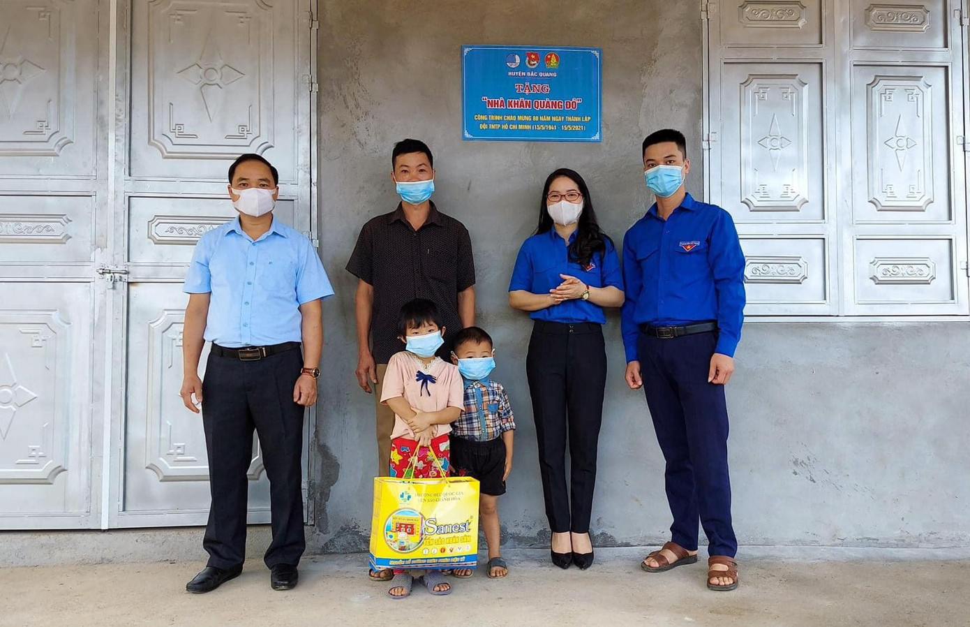 Ngôi nhà Khăn quàng đỏ được bàn giao gia đình em Diễm và Trường. Ảnh: TĐHG Ngôi nhà Khăn quàng đỏ được bàn giao gia đình em Diễm và Trường. Ảnh: TĐHG