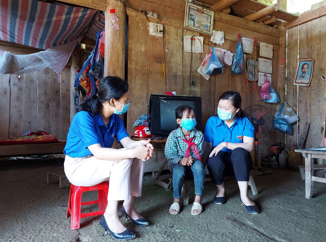 Đoàn Thanh niên - Hội đồng Đội huyện Mường Khương đến thăm các em nhỏ có hoàn cảnh khó khăn. Ảnh: TĐLC Đoàn Thanh niên - Hội đồng Đội huyện Mường Khương đến thăm các em nhỏ có hoàn cảnh khó khăn. Ảnh: TĐLC