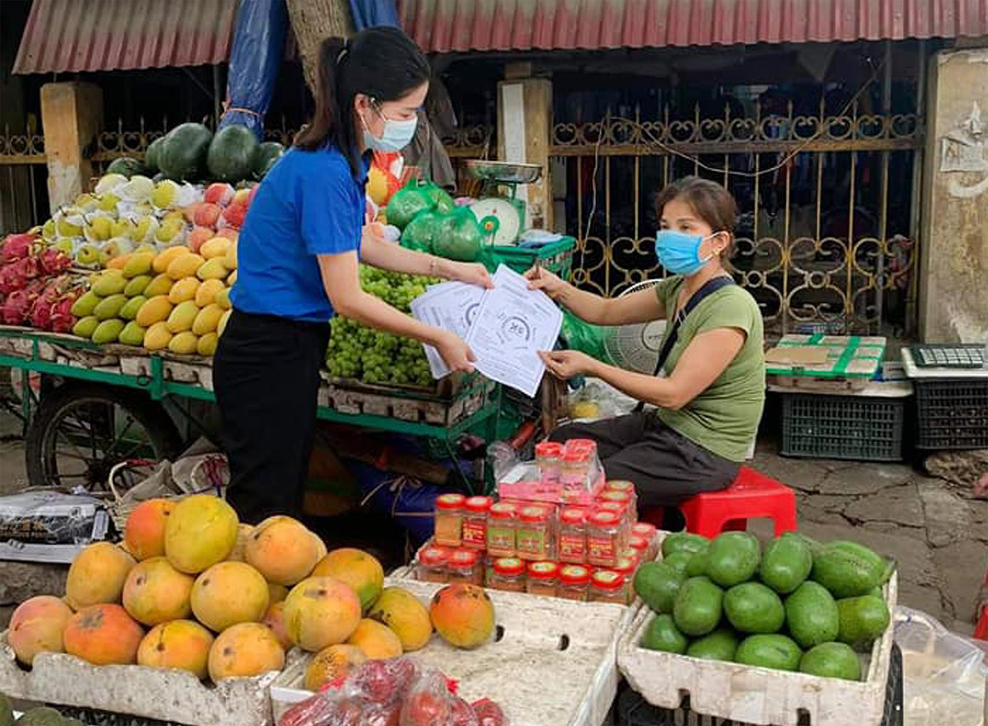 Đoàn viên thanh niên huyện Võ Nhai tuyên truyền người dân thực hiện các biện pháp phòng chống dịch ngày 8/5. Ảnh: TĐTN