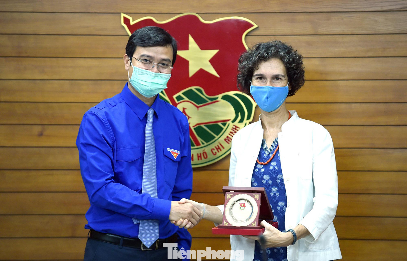 Anh Bùi Quang Huy tiếp, tặng quà lưu niệm bà Lesley Miller. Ảnh: Xuân Tùng