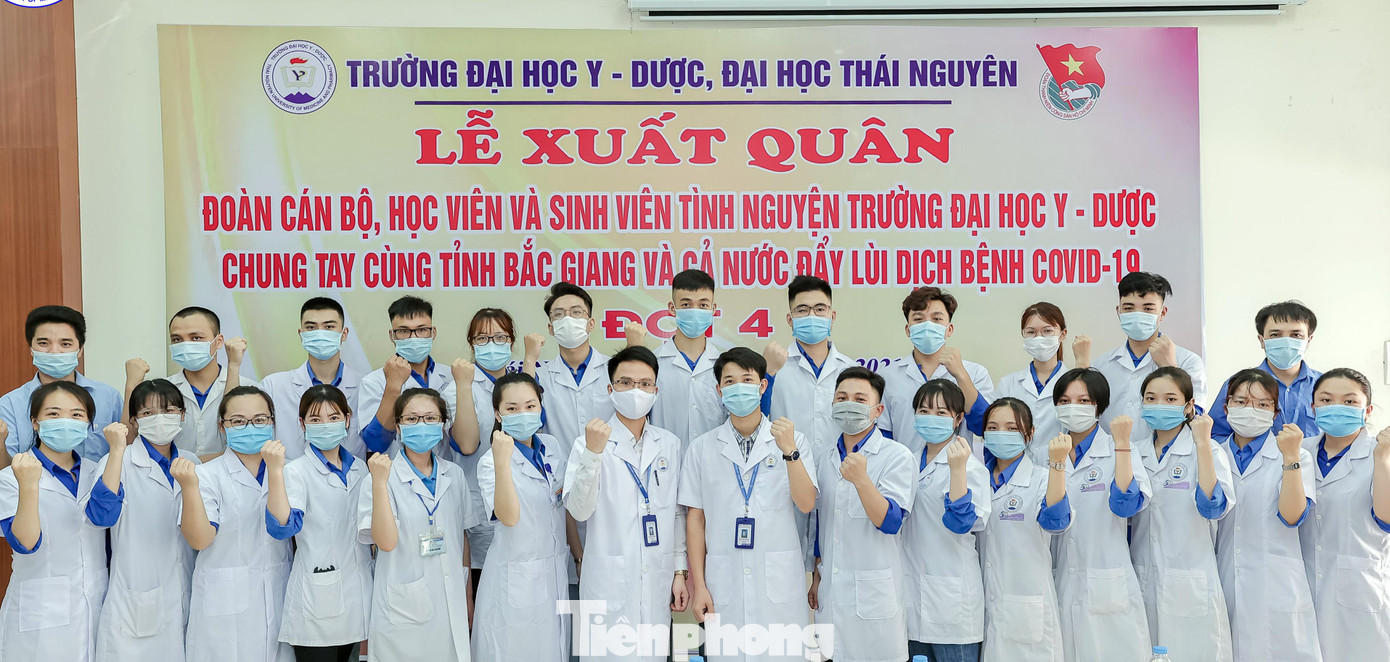 Các tình nguyện viên thể hiện tinh thần quyết tâm đẩy lùi dịch COVID-19. Ảnh: CTV Các tình nguyện viên thể hiện tinh thần quyết tâm đẩy lùi dịch COVID-19. Ảnh: CTV