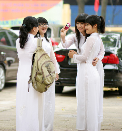 Những tà áo dài nữ sinh làm đẹp thêm khuôn viên trường 