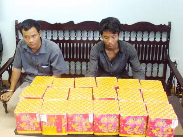 Hai đối tượng vận chuyển pháo bị Hải quan Tân Thanh phát hiện, bắt giữ . Hai đối tượng vận chuyển pháo bị Hải quan Tân Thanh phát hiện, bắt giữ