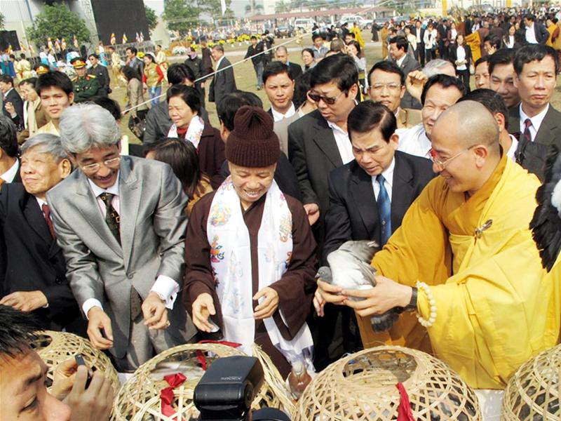 Các nhà sư làm lễ trước khi chính thức bắt đầu Đại lễ khởi công chế tác Phật ngọc Nguyên Tổng Bí thư Lê Khả Phiêu, Chủ tịch nước Nguyễn Minh Triết; nguyên Phó Thủ tướng Vũ Khoan và các đại biểu làm lễ trước khi chính thức bắt đầu Đại lễ Chủ tịch nước Nguyễn Minh Triết tham gia lễ phóng sinh chim bồ câu Một Phật tử tham gia thả chim bồ câu Bức tượng Phật ngọc sau khi hoàn thành sẽ nặng gần 20 tấn Đua nhau chụp ảnh tượng Phật và khối ngọc