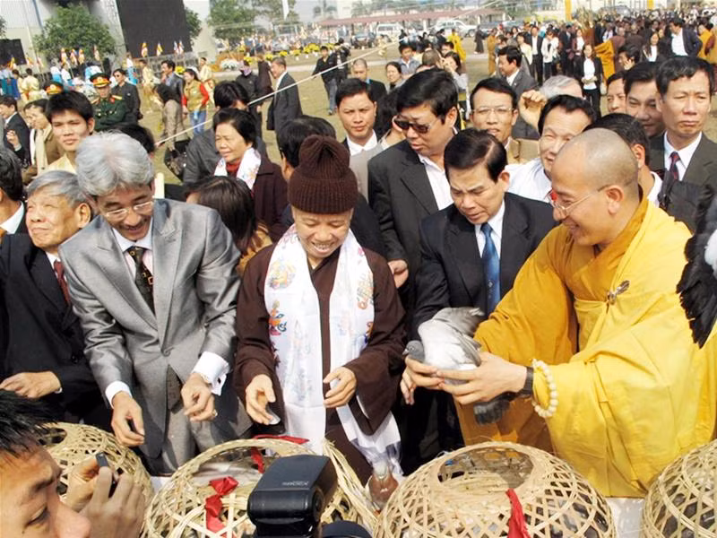 Các nhà sư làm lễ trước khi chính thức bắt đầu Đại lễ khởi công chế tác Phật ngọc Nguyên Tổng Bí thư Lê Khả Phiêu, Chủ tịch nước Nguyễn Minh Triết; nguyên Phó Thủ tướng Vũ Khoan và các đại biểu làm lễ trước khi chính thức bắt đầu Đại lễ Chủ tịch nước Nguyễn Minh Triết tham gia lễ phóng sinh chim bồ câu Một Phật tử tham gia thả chim bồ câu Bức tượng Phật ngọc sau khi hoàn thành sẽ nặng gần 20 tấn Đua nhau chụp ảnh tượng Phật và khối ngọc