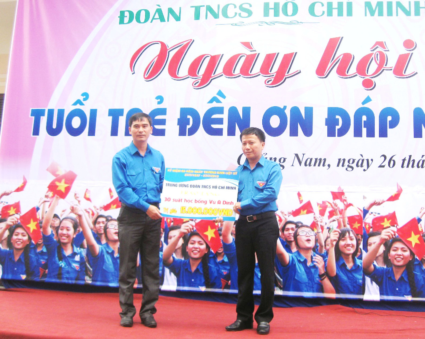 Tặng biểu trưng học bổng Vừ A Dính cho Tỉnh Đoàn Quảng Nam