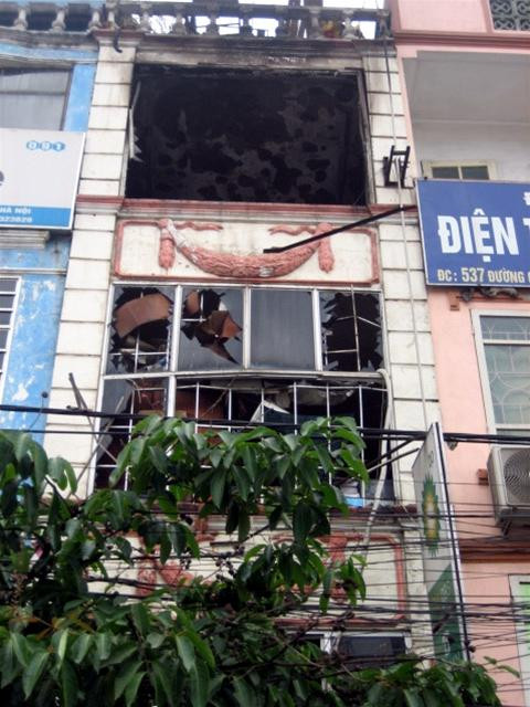 Cửa kính tầng 3 và 4 bị vỡ bay xuống đường .Ảnh: Minh Thùy