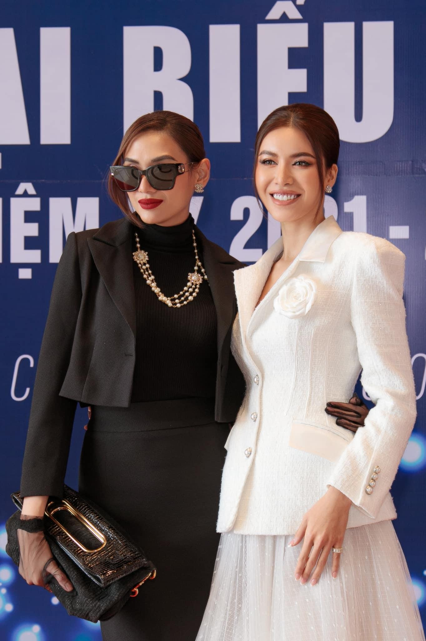 Minh Tú hội ngộ người chị thân thiết - siêu mẫu Võ Hoàng Yến ở sự kiện.
