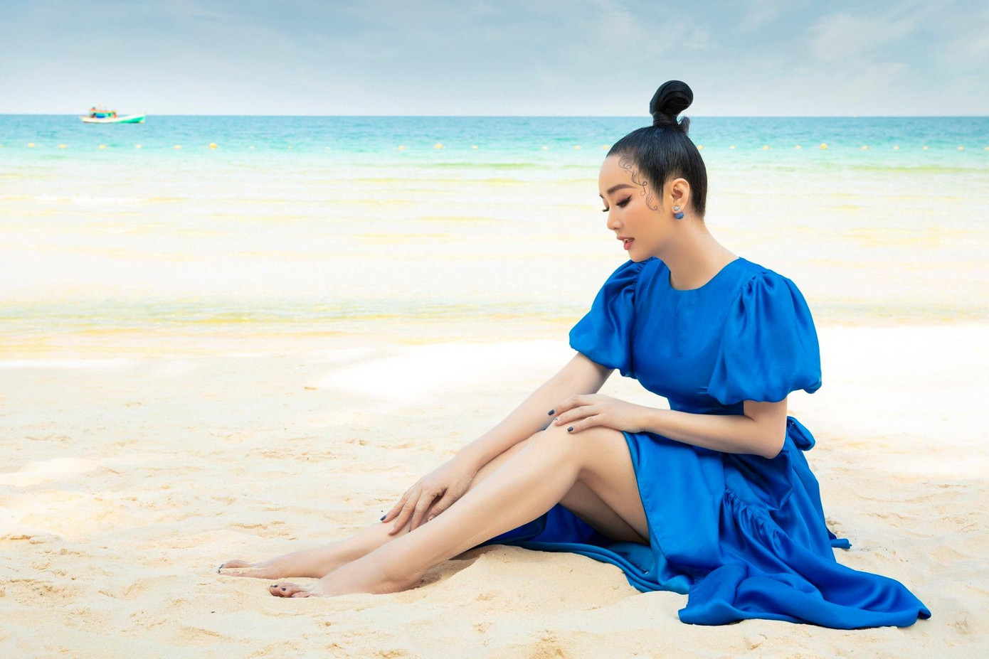 Hoa hậu Đền Hùng Giáng My đẹp như 'nàng thơ' quyến rũ trên biển xanh ngắt.