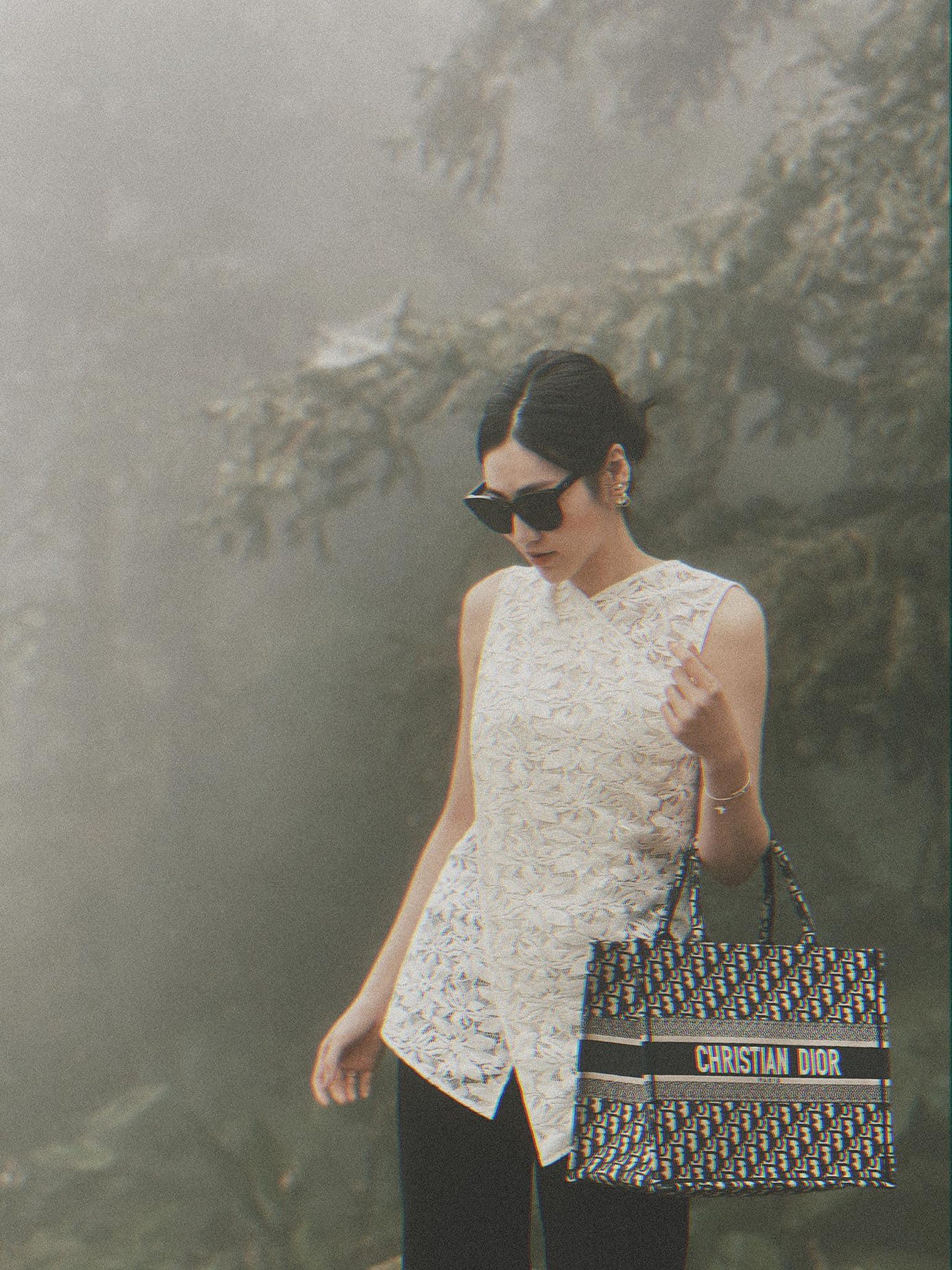 Á hậu Tú Anh khoe dáng thanh lịch, ngọt ngào trong bộ trang phục tông màu đen-trắng kinh điển.