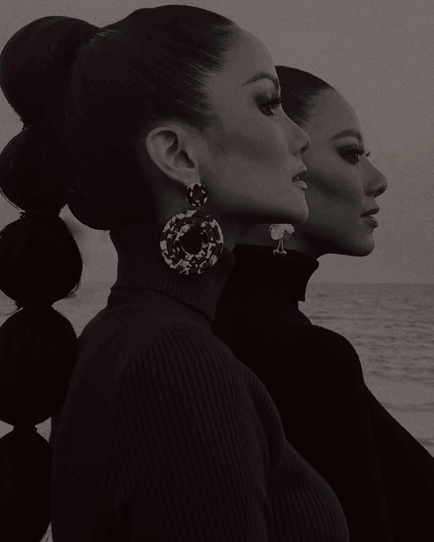 Hoa hậu H'Hen Niê và Á hậu Kim Duyên khoe thần thái cực ấn tượng trong hình ảnh mới được hé lộ.