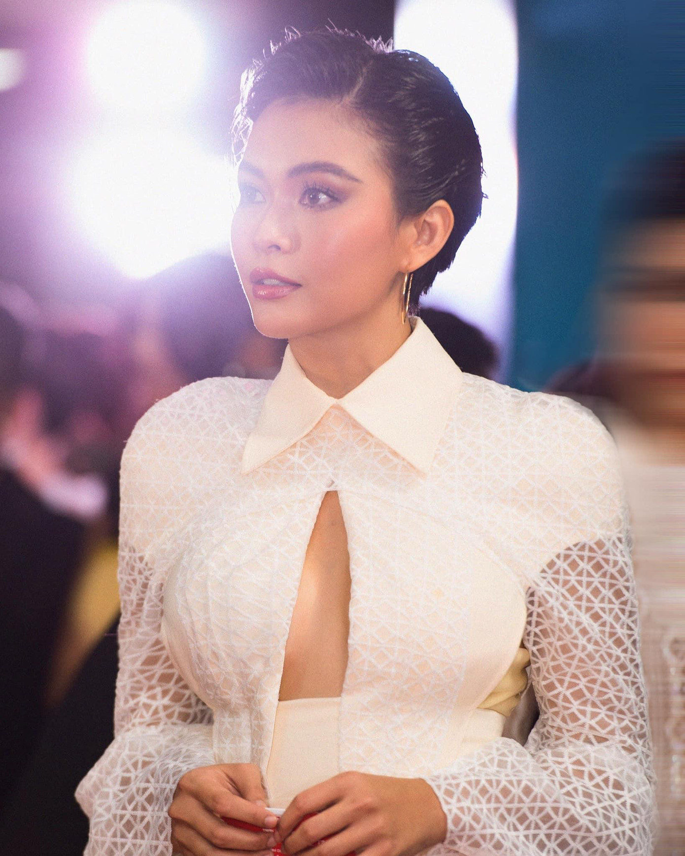 Á hậu Mâu Thuỷ diện váy ren trắng cắt xẻ vòng một táo bạo.